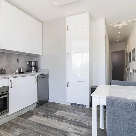 Tropical Paradise: A 5 Min Del mar Apartment *